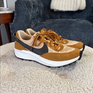 Nike Waffle Debut Running Shoes DH9523-100 Women’s Sz 7 excellent condition